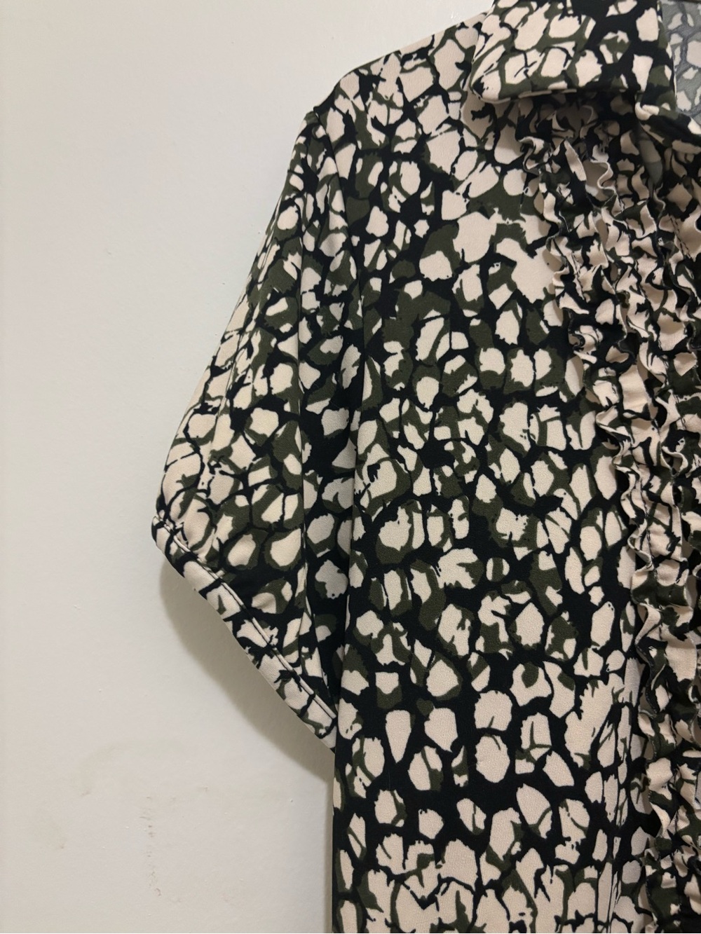 Reitmans Abstract Print Ruffle Button-Front Blouse Size Large - Picture 4 of 7